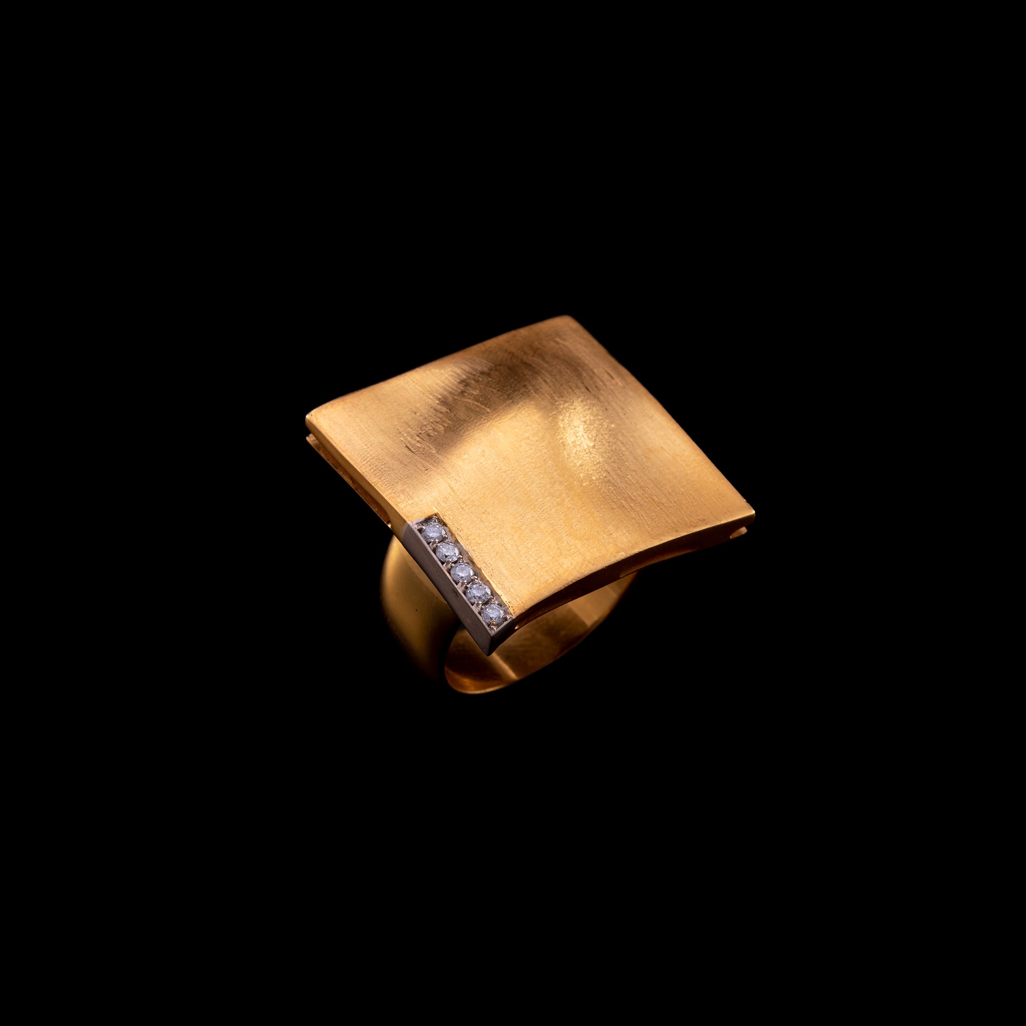 Χρυσό Δαχτυλίδι 18Κ με μπριγιάν Wavy Square Ring
